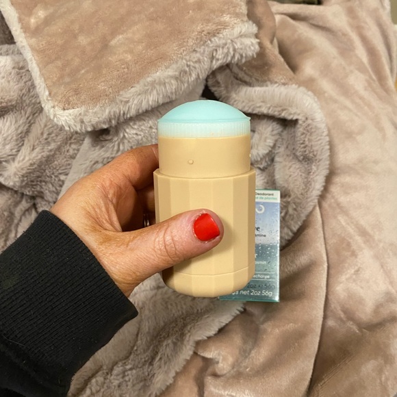 Brand new Myro Plant Powered Deodorant with case and 2 refills. Never been used. - Picture 4 of 7